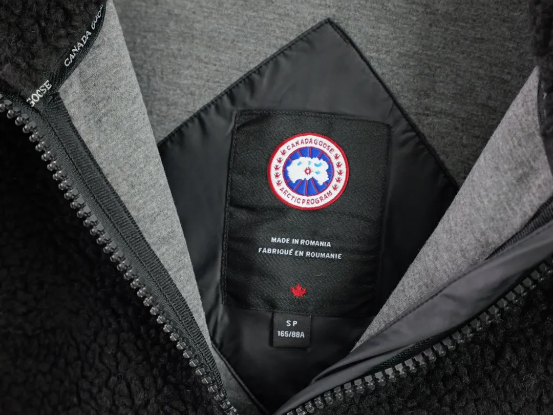 P620 Canada Goose/Canada Goose Lambswool Zip Stand Collar Sweatshirt Simcoe Lambswool Zip Jacket is made of Kind artificial long-hair sherpa. Our new generation of wool fleece helps keep the earth cold and the people on it warm. It features dropped shoulders, a high collar and an adjustable waist hem with internal drawstrings. Standard embroidery color label; top-quality goose Simcoe lambskin color: apricot black size: S M L